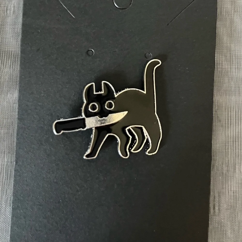 Black Cat With Knife Enamel Pin With Black Mesh Gift Bag Halloween Goth Punk - Picture 5 of 7